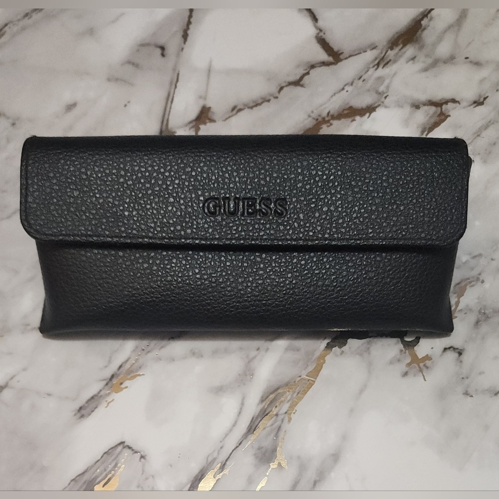 🌷GUESS Black Pebbled Leather Glasses Case🌸